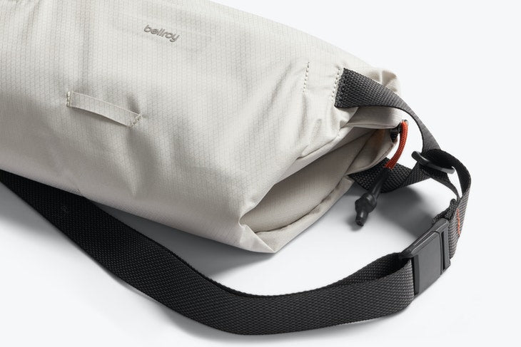 Bellroy Lite Sling 7L (CHALK)軽量クロスボディバッグ Bellroy Lite Sling Bag - Chalk | Gallantry